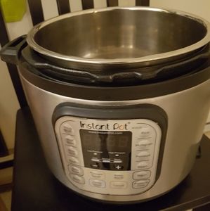 Instant Pot 7 in 1 Pressure Cooker, slow cooker, steamer